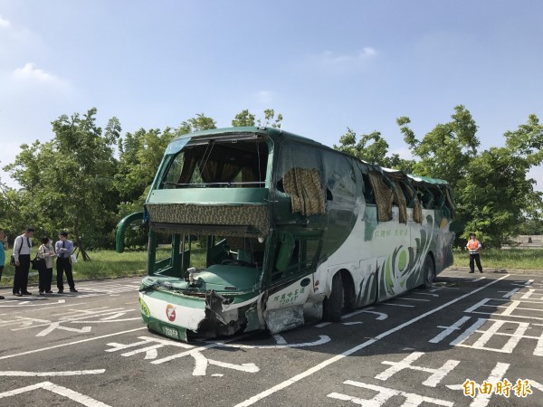 經查行車記錄器後,阿羅哈客運前方確前方轎車有亮車燈,與司機說法不符。(資料照,記者洪臣宏攝)