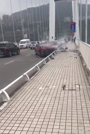 疑為閃避逆向車輛，公車與客車擦撞後墜江。（圖擷自微博）