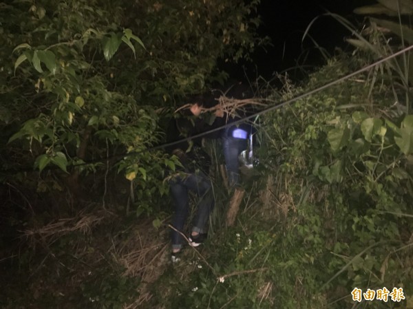 警方淡水竹圍竹圍捷運站外茂密的樹叢中搜索。(記者王宣晴攝)