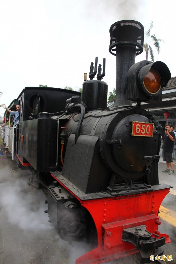 已有89年歷史的Koppel廠編號650蒸汽火車頭,經文化部補助嘉義縣文化觀光局耗資905萬元整修,今天在蒜頭糖廠復駛。(記者林宜樟攝)