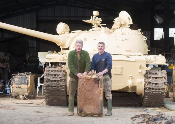 英國55歲的男子米德（Nick Mead，左），以3萬7000元美金（約新台幣113萬元）買下俄羅斯T54/69柴油坦克，沒想到卻在油箱裡發現價值高達250萬美金（約新台幣7650萬元）的金條。（圖擷自《太陽報》）