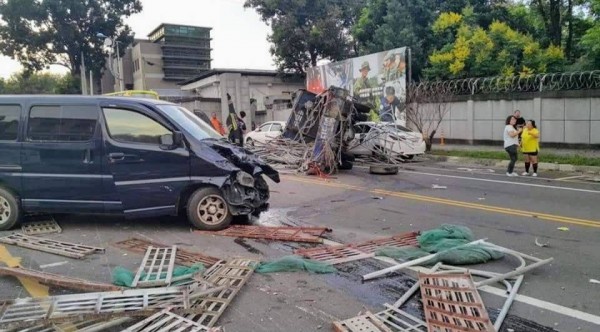 2車強烈撞擊之後，現場一片狼藉。（記者劉濱銓翻攝）