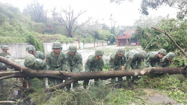 莫兰蒂颱风过后的今天适逢中秋节,但许多国军士兵必须要投入救灾而无法和家人团圆。(图撷自国防部发言人脸书)