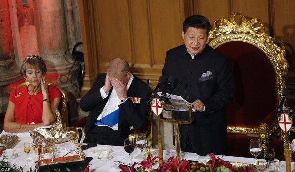 中國國家主席習近平發表演說時，成了最佳安眠曲，與會貴賓睡得東倒西歪。（圖擷取自《每日郵報》）