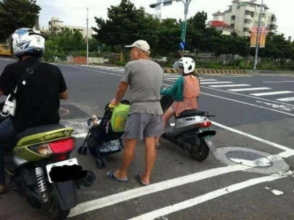 有網友捕獲一名阿伯推著嬰兒車與機車騎士一起待轉的畫面,健忘卻可愛的行徑讓不少網友被逗樂。(圖擷自爆料公社)