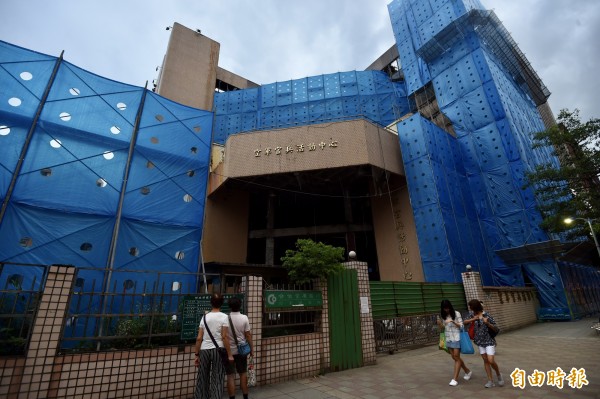 位於台北市仁愛路的國防部空軍官兵活動中心，正進行建物拆除、整地工程。（記者簡榮豐攝）
    