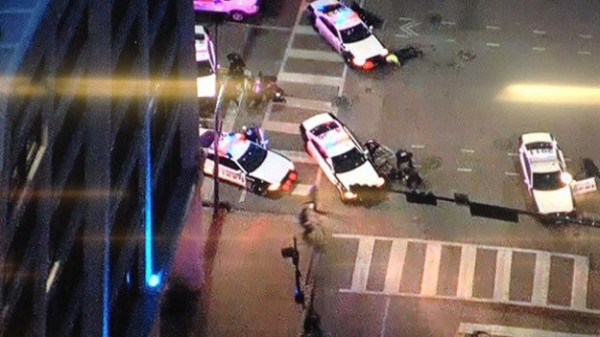 抗議警察槍殺非裔遊行示威活動,傳出有2名員警遭槍擊。(圖擷自《CBS》)