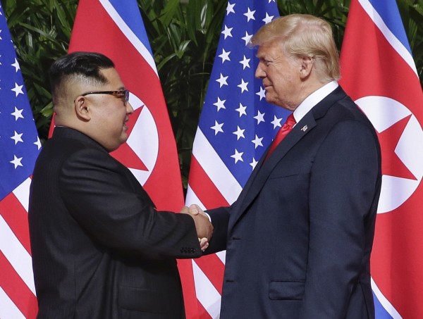 川普與金正恩歷史性一握。(歐新社)
