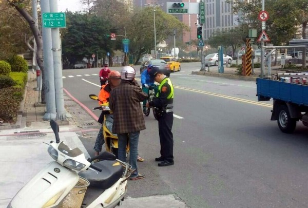 高雄式左轉使高雄人顏面無光，高市21日起將全面取締、翻轉印象。（資料照，記者黃良傑翻攝）