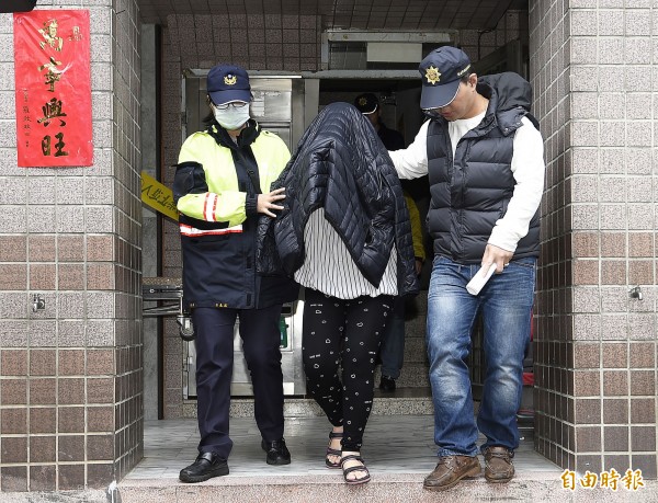 新北市新莊區發生水泥封屍案,新北地檢署今偵結,依殺人罪嫌起訴張女(中),並建請法院判處無期徒刑。(資料照)