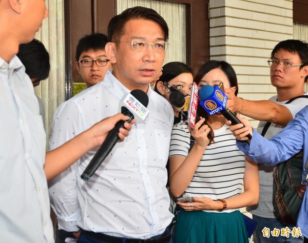 立委徐永明在脸书讽刺中国:「千枚飞弹威胁台湾,一支菜刀不能有,到底在怕什么,强国政权心知肚明。」(资料照,记者王艺菘摄)