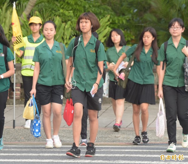 北一女爭取短褲進出校門/台中一中 台中女中學生去年在朝會脫裙