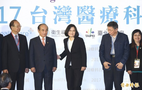 「2017台灣醫療科技展」7日在台北南港展覽館舉行,總統蔡英文應邀出席,並和生策中心董事長王金平、台北市長柯文哲等人主持剪綵儀式。(記者方賓照攝)