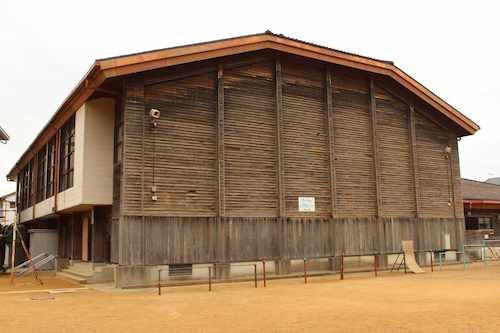 宮崎駿日前突然造訪日本和歌山縣的新宮市立神倉國小,參觀校內的木造體育館。(圖擷取自紀南新聞)