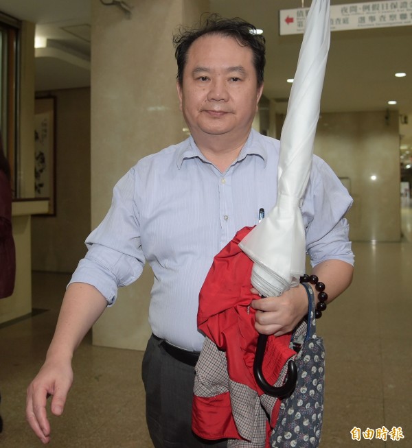內政部資訊中心主任施明德擔任移民署資訊組長期間涉弊;台北地檢署昨會同廉政署動員百人大搜索,約談施男等42人到案,14日晨訊後依違反政府採購法等罪,諭令施明德100萬元交保,施明德面對媒體提問不發一語,快速離去。(記者黃耀徵攝)