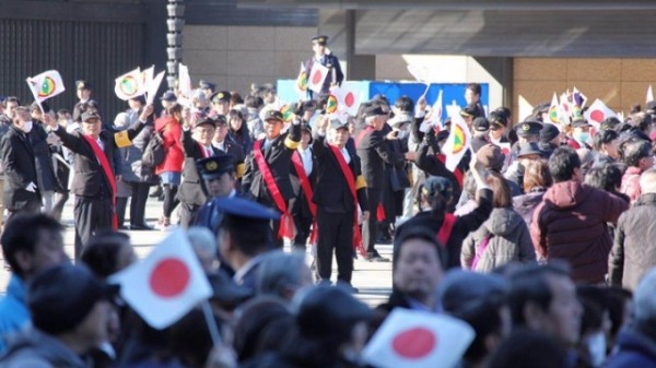 日本明仁天皇慶祝84歲壽誕,突出現民眾手持「台灣民政府」旗幟湧入現場。(圖翻攝自環球網) 日本明仁天皇慶祝84歲壽誕,突出現民眾手持「台灣民政府」旗幟湧入現場。(圖翻攝自環球網)