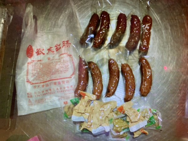圖為中國籍旅客自哈爾濱違規攜帶自桃園機場入境的中國製紅腸，遭檢出非洲豬瘟病毒。（圖由防檢局提供提供）