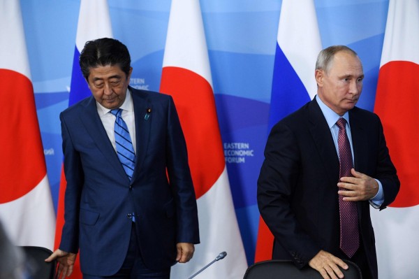 安倍晉三(左)赴俄國海參威出席經濟論壇,並與普廷(右)會面。(法新社)