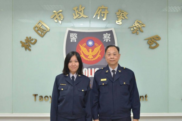 桃園市警局保安科長徐歆(右)與女兒徐禾婷,父女聯手維護治安蔚為佳話。(桃園市警局提供)