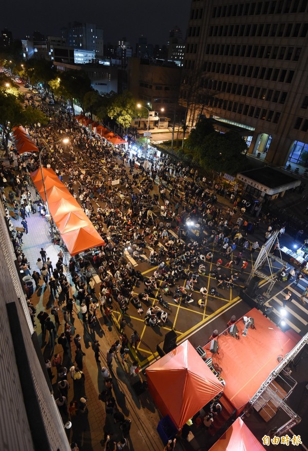 警方於晚間9點左右估計在場民眾約有1000人,現場氣氛平靜,並未出現衝突或意外。(記者廖振輝攝)