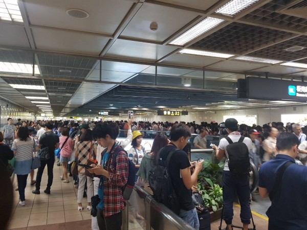 北北基宣布今下午4點停班停課,4點過後捷運湧入大批人潮,捷運站塞爆彷彿跨年人潮。(網友提供)