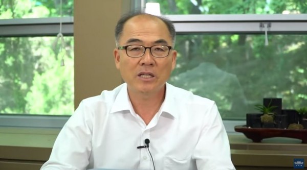 南韓青瓦台今(10)日透過社群平台直播表示,最新民調結果顯示,有將近4成的國民贊成立法禁吃狗肉,青瓦台將會考慮修改相關規定以回應民意。(圖擷取自YouTube)