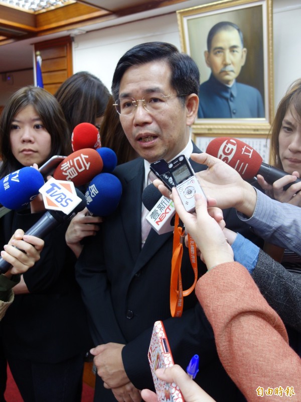 高中生師生扮納粹事件延燒多日,教育部長潘文忠說,以歷史悲痛事件作為創意主題不妥,盼此事能給教育與社會機會教育,讓師生瞭解歷史事件的深刻意涵、培養同理思考,而該校的獎補助款則待後續私立學校諮詢委員會審議。(記者吳柏軒攝)
高中生師生扮納粹事件延燒多日,教育部長潘文忠說,以歷史悲痛事件作為創意主題不妥,盼此事能給教育與社會機會教育,讓師生瞭解歷史事件的深刻意涵、培養同理思考,而該校的獎補助款則待後續私立學校諮詢委員會審議。(記者吳柏軒攝)
