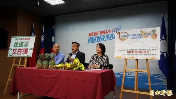 韓國瑜明天被北檢傳喚,韓國瑜(左一)今天在記者會上說,他不覺得照顧勞工有錯。而台北市政府在傍晚發布「已要求臺北農產公司獎金發放及人員任用制度化」新聞稿,但隨即又撤掉。(記者施曉光攝)