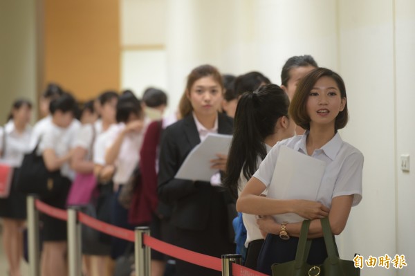 3000人報考遠航空服員。(記者張嘉明攝)