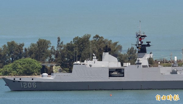 中國遼寧艦今天沿台灣海峽中線以西向北航行,知情人士指出,我軍除了派出P3C反潛巡邏機、E2K空中預警機、與F16與IDF戰機之外,也派出成功級與拉法葉艦(圖),一路於海峽中線附近跟隨、監視遼寧艦。(資料照,記者張忠義攝)
