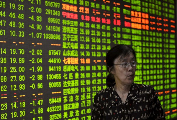 中國股市尾盤跳水下殺，終場上證指數下挫2.9％，指數也跌破2700點，創14個月新低。（路透）