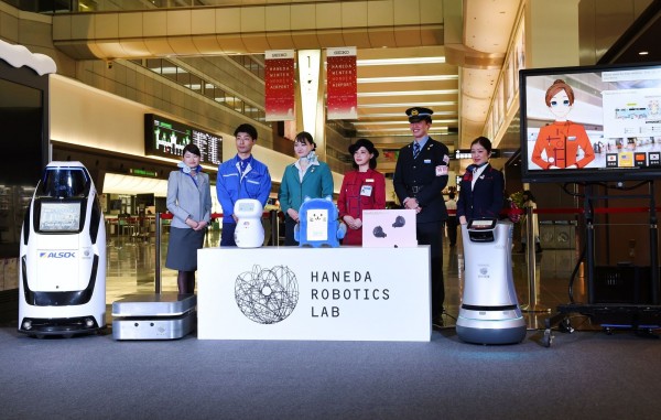 羽田機場機器人發布會現場。（圖擷取自《日本時報》）