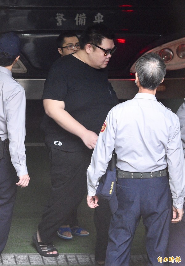 台北地院今開庭審理W飯店郭姓小模命案,提訊蔡逸學為土豪哥等人的犯行作證,蔡證稱在「W飯店趴」前幾週,在美福飯店有一場「美福趴」,當時郭女也有參加,圖為「土豪哥」朱家龍月初結束庭訊後,在法警戒護下,搭乘囚車還押看守所情形。(資料照,記者羅沛德攝) 台北地院今開庭審理W飯店郭姓小模命案,提訊蔡逸學為土豪哥等人的犯行作證,蔡證稱在「W飯店趴」前幾週,在美福飯店有一場「美福趴」,當時郭女也有參加,圖為「土豪哥」朱家龍月初結束庭訊後,在法警戒護下,搭乘囚車還押看守所情形。(資料照,記者羅沛德攝)