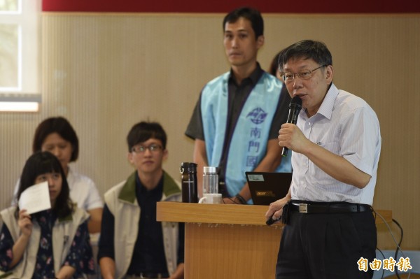 媒体追问柯文哲牺牲了什么所以感到委屈?柯仅说,「也没有牺牲什么,做了就做了,替国家做事没有什么委不委屈,撑过去、扛过去就好」。(记者丛昌瑾摄)