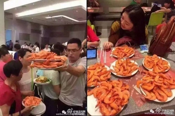 中客到泰國瘋狂「鏟蝦」,最後多半吃不完。(圖片翻攝自微博)