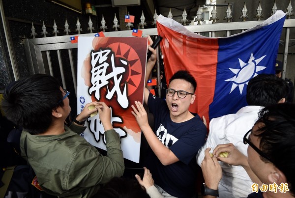 國民黨青年部今天至自由台灣黨黨部外下戰帖，要求潑漆者出來面對，過程中與警方爆推擠衝突。（記者羅沛德攝）