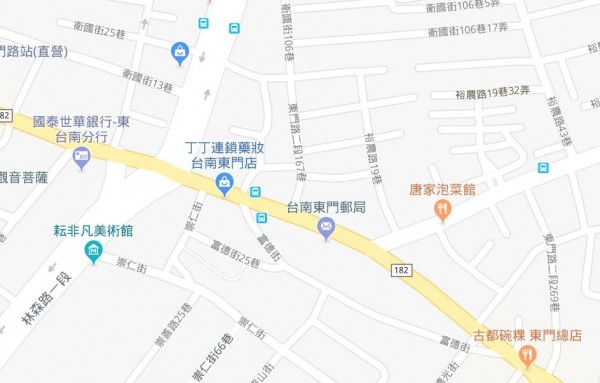 台南市有個女子在今天（8月28日）晚上開車行駛在東區東門路2段時，疑似因為閃避前車結果誤踩油門，直接撞進路旁的一間彩券行，所幸無人傷亡。（圖擷取自Google Maps）