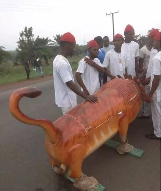 奈及利亞一名富翁過世，被裝入獅子造型的棺材。（圖擷自NAIJ.com）