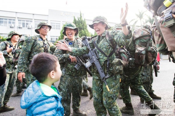 陸軍特戰指揮部特戰一營近日進行275公里的山隘行軍訓練,成員中也包含一位單親媽媽,返營時突然見到心心掛念的稚兒,讓她當場喜極而泣。(圖擷自《青年日報》臉書)