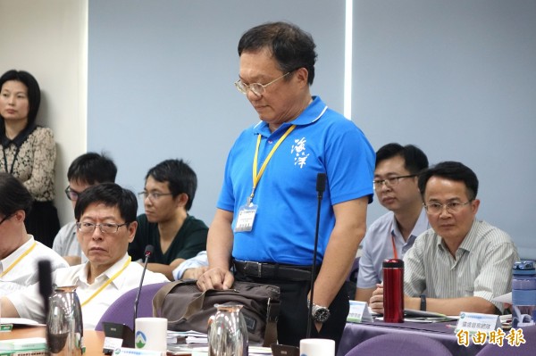 憤而離席環評委員鄭明修強調,提出台北港可為替代方案,但行政院竟敷衍回答台北港若要替代要18年時間,讓他相當失望。(記者王藝菘攝)