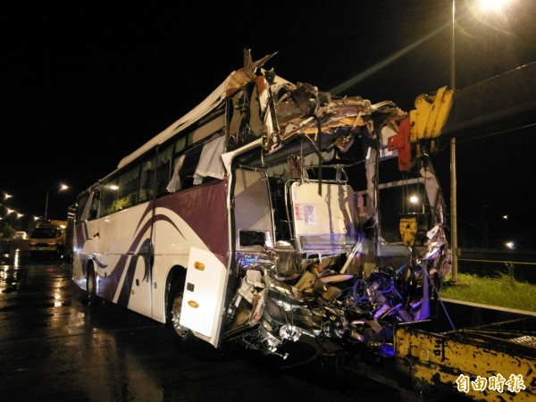 國道3號發生客運追撞貨櫃車事故,造成客運車頭全毀。(記者劉濱銓攝)