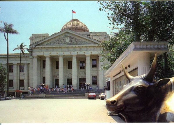 國立台灣博物館兩隻鎮館銅牛，昨（19）日下午遭發現被人潑油漬，台博館說，油漬並沒有損害銅牛本體，但為防起見仍報警處理。（圖取自國立臺灣博物館National Taiwan Museum臉書）