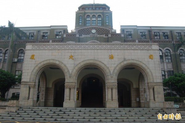 全國司法改革國是會議第2分組下午做出6大決議,與會委員認為二審定讞案件中,如一審判決無罪、二審改判有罪就定讞,有突襲審判嫌疑,決議要求司法院修法,讓這些案件可以上訴三審。圖為司法大廈。(記者楊國文攝) 全國司法改革國是會議第2分組下午做出6大決議,與會委員認為二審定讞案件中,如一審判決無罪、二審改判有罪就定讞,有突襲審判嫌疑,決議要求司法院修法,讓這些案件可以上訴三審。圖為司法大廈。(記者楊國文攝)