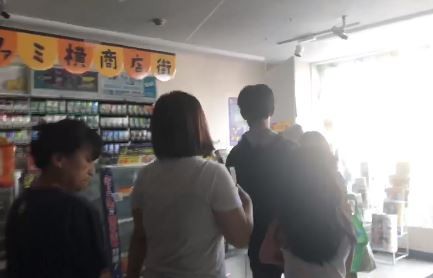 民眾幾乎人手一籃等待結帳。(圖由臉書粉專「台灣女孩的北海道生活」授權使用) 民眾幾乎人手一籃等待結帳。(圖由臉書粉專「台灣女孩的北海道生活」授權使用)