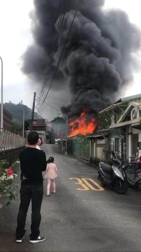 北市基隆路三段155巷內眷村中午發生火警，所幸無人傷亡。（記者陳恩惠翻攝）