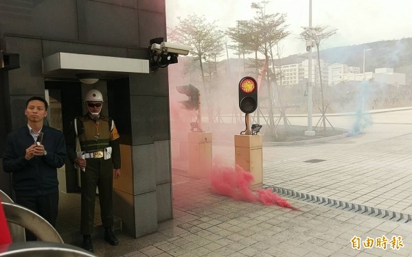 逾50名退伍軍人不滿蔡英文政府年金改革方案,聚集在國防部大門口抗議,並丟擲煙霧彈、雞蛋、撒冥紙,甚至試圖將國防部大門搖倒。(記者方賓照攝)