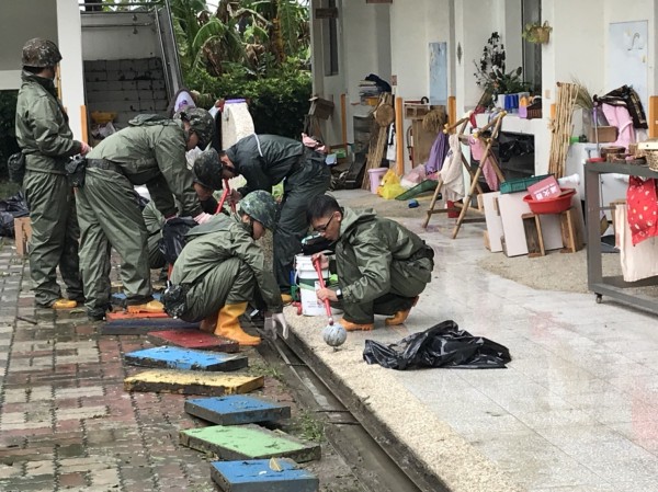 南部大雨，全國有532所學校傳出災情，教育部目前掌握全國中小學校應可全數如期開學，圖為台南市學校動員清理家園，國軍也入校協助。（台南市教育局提供）