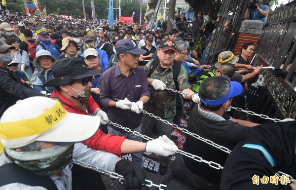 針對八百壯士等反年改團體，在25日申請遊行活動卻引發重大流血衝突事件，台北市警中正一分局將在30日（下週一）傳喚通知吳斯懷等6人到案說明。（資料照）