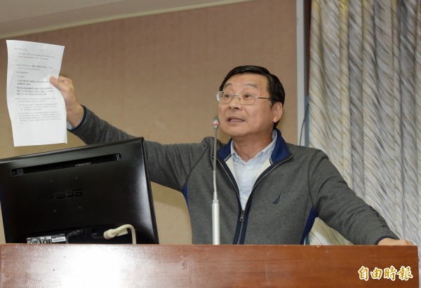 國民黨立委曾銘宗今天質詢時,直批國防部關於支付慶富的第三期款項報告「作假、欺騙」。(記者黃耀徵攝)