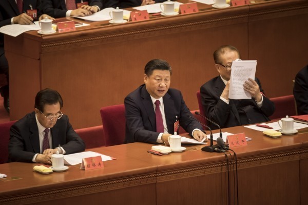中国国家主席习近平(中)。(彭博)